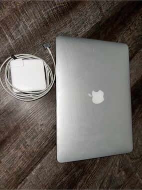 Apple Silver Laptop with White Charger 2013 Model A1425